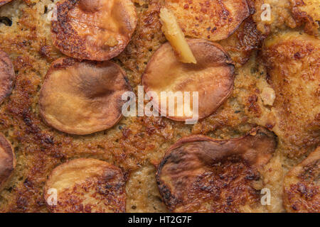 Croccante di patate Moussaka serba con carne di maiale tritata e uova cotte nel forno ad alta temperatura forno, ingrandimento con illuminazione creativa Foto Stock