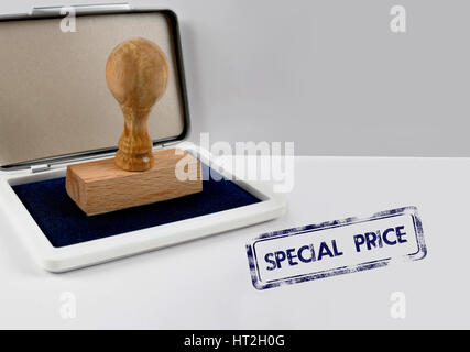 Francobollo di legno su un banco a prezzo speciale Foto Stock