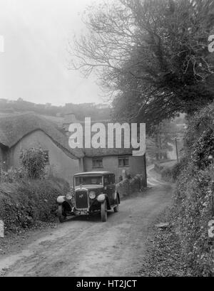 1931 Austin 16/6 su una prova su strada, parcheggiata fuori del Parlamento Cottage, Stoke Gabriel, Devon. Artista: Bill Brunell. Foto Stock