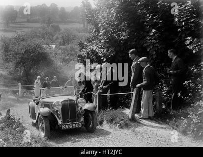 Trionfo a due posti che partecipano in un West Hants Light Car Club Trial, Ibberton Hill, Dorset, 1930s. Artista: Bill Brunell. Foto Stock