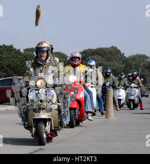 Gruppo di Mods sui loro scooter a Mudeford 2008. Artista: sconosciuto. Foto Stock