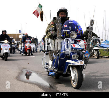 Gruppo di Mods sui loro scooter a Mudeford 2008. Artista: sconosciuto. Foto Stock