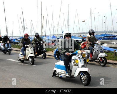 Gruppo di Mods sui loro scooter a Mudeford 2008. Artista: sconosciuto. Foto Stock