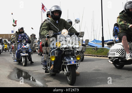 Gruppo di Mods sui loro scooter a Mudeford 2008. Artista: sconosciuto. Foto Stock