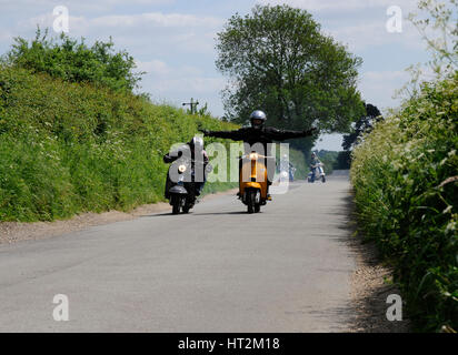 Mods su scooter sul club run 2008. Artista: sconosciuto. Foto Stock