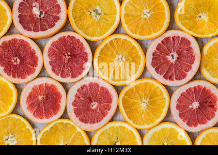 Agrumi sfondo con fette di arance e pompelmi. Foto Stock