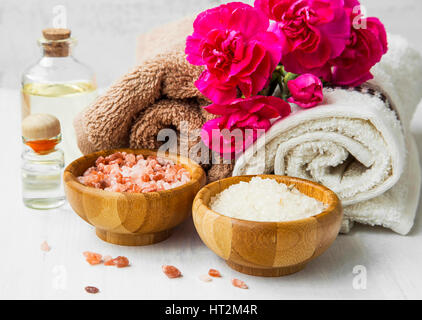 Spa fiori, asciugamani e bagno di sale, ancora vita spa impostazione Foto Stock