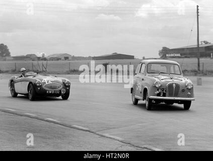 Austin A35 a 750 MC 6 relè ora di gara Silverstone 1957 Artista: sconosciuto. Foto Stock