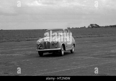 Austin A35 a 750 MC 6 relè ora di gara Silverstone 1957 Artista: sconosciuto. Foto Stock