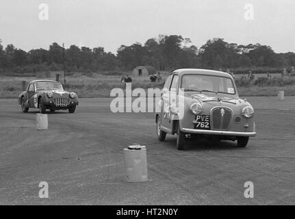 Austin A35 a 750 MC 6 relè ora di gara Silverstone 1957 Artista: sconosciuto. Foto Stock