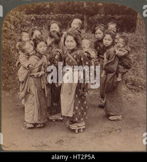 "Big Sisters e piccoli fratelli nella terra del Sol Levante - Yokohama, Giappone", 1904. Artista: sconosciuto. Foto Stock