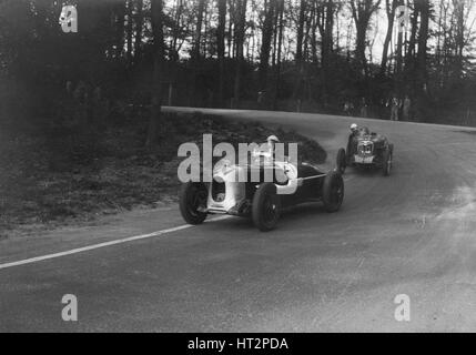 MG Magnette di AA Rigby JR leader Grice's Riley Brooklands a Donington Park, Leicestershire, 1935. Artista: Bill Brunell. Foto Stock