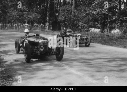 Due Riley Brooklands racing sul circuito di Donington Park, Leicestershire, 1930s. Artista: Bill Brunell. Foto Stock