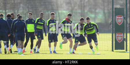 Londra, Regno Unito. 06 Mar, 2017. Arsenal giocatori in volata durante la pre-finale match sessione di formazione dell'arsenale F.C. nel prendere per Colney vicino a Londra, Inghilterra, 06 marzo 2017. Arsenal dovrà affrontare la FC Bayern Monaco in UEFA Champions League round di 16 seconda gamba partita di calcio il 07 marzo 2017. Foto: Andreas Gebert/dpa/Alamy Live News Foto Stock