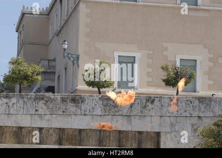 Atene, Grecia. 6 Mar, 2017. Gli studenti anarchico scagliano bombe molotov al parlamento. Scuola gli studenti sono scesi in piazza per manifestare contro il deterioramento della pubblica istruzione e le riforme e le privatizzazioni. Credito: Nikolas Georgiou/ZUMA filo/Alamy Live News Foto Stock