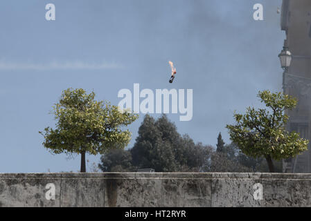 Atene, Grecia. 6 Mar, 2017. Gli studenti anarchico scagliano bombe molotov al parlamento. Scuola gli studenti sono scesi in piazza per manifestare contro il deterioramento della pubblica istruzione e le riforme e le privatizzazioni. Credito: Nikolas Georgiou/ZUMA filo/Alamy Live News Foto Stock