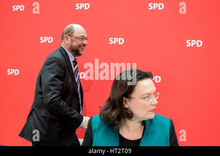 Berlino, Germania. 06 Mar, 2017. Il cancelliere SPD candidato Martin Schulz con il ministro del lavoro Andrea Nahles in Willy Brandt House a Berlino, Germania, 06 marzo 2017. Direzione del partito convocata a Berlino. Foto: Kay Nietfeld/dpa/Alamy Live News Foto Stock