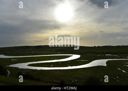 Cuckmere Haven, East Sussex. Il 6 marzo 2017. Regno Unito Meteo. Sole nebuloso su Cuckmere Haven nel South Downs National Park, East Sussex. Credito: Peter Cripps/Alamy Live News Foto Stock