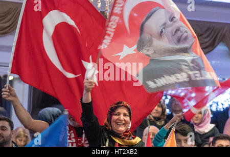 Kelsterbach, Germania. 06 Mar, 2017. I sostenitori del Presidente turco Recep Tayyip Erdogan e la sentenza la giustizia e lo sviluppo delle parti (AKP) partito onda bandiere turco nel corso di una campagna di referendum in caso in cui il parlamentare AKP Taner Yildiz ha pronunciato un discorso a Kelsterbach, Germania, 06 marzo 2017. Diverse centinaia di sostenitori hanno partecipato all'evento. Foto: Boris Roessler/dpa/Alamy Live News Foto Stock