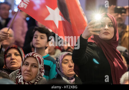 Kelsterbach, Germania. 06 Mar, 2017. I sostenitori del Presidente turco Recep Tayyip Erdogan e la sentenza la giustizia e lo sviluppo delle parti (AKP) partito onda bandiere turco nel corso di una campagna di referendum in caso in cui il parlamentare AKP Taner Yildiz ha pronunciato un discorso a Kelsterbach, Germania, 06 marzo 2017. Diverse centinaia di sostenitori hanno partecipato all'evento. Foto: Boris Roessler/dpa/Alamy Live News Foto Stock