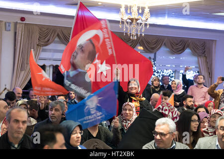 Kelsterbach, Germania. 06 Mar, 2017. I sostenitori del Presidente turco Recep Tayyip Erdogan e la sentenza la giustizia e lo sviluppo delle parti (AKP) partito onda bandiere turco nel corso di una campagna di referendum in caso in cui il parlamentare AKP Taner Yildiz ha pronunciato un discorso a Kelsterbach, Germania, 06 marzo 2017. Diverse centinaia di sostenitori hanno partecipato all'evento. Foto: Boris Roessler/dpa/Alamy Live News Foto Stock