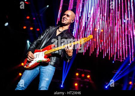 Milano, Italia. 06 Mar, 2017. Banda italiana Modà eseguire live al Mediolanum Forum Credito: Mairo Cinquetti/Alamy Live News Foto Stock