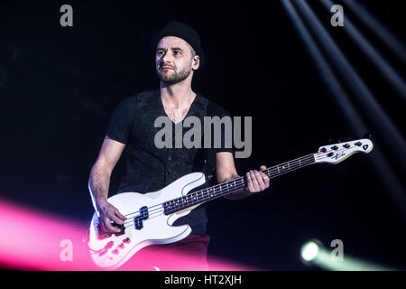 Milano, Italia. 06 Mar, 2017. Banda italiana Modà eseguire live al Mediolanum Forum Credito: Mairo Cinquetti/Alamy Live News Foto Stock