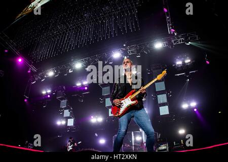 Milano, Italia. 6 Mar, 2017. Modà live al Mediolanum Forum di Assago Credito: Roberto Finizio/ Alamy Live News Foto Stock