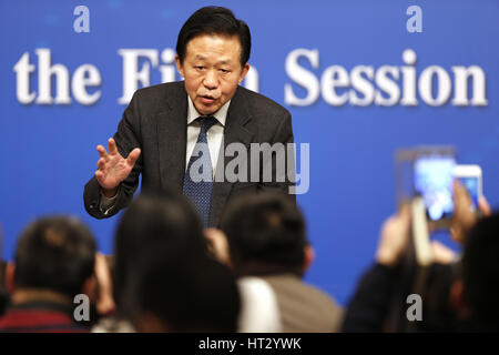 Pechino, Cina. 7 Mar, 2017. Il Ministro cinese delle finanze Xiao Jie comunica con media dopo una conferenza stampa sulla riforma delle politiche di bilancio e fiscali del sistema finanziario e di lavorare per la quinta sessione del XII Congresso Nazionale del Popolo di Pechino, capitale della Cina, 7 marzo 2017. Credito: Maohua Fei/Xinhua/Alamy Live News Foto Stock