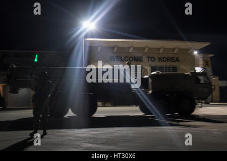 Seoul, Corea del Sud. 6 Mar, 2017. Foto scattata il 6 marzo 2017 mostra una parte delle attrezzature per il terminale ad alta area Altitudine Difesa (THAAD) arrivando in Osan Air Base, circa 70 km a sud della capitale Seoul, Corea del Sud. La foto è stata fornita da parte del governo degli STATI UNITI Le forze della Corea (USFK). Credito: USFK/Xinhua/Alamy Live News Foto Stock