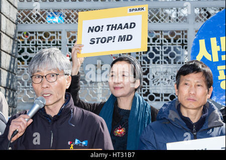 Seoul, Corea del Sud. 7 Mar, 2017. Il coreano manifestanti tenere banner durante un rally per opporsi al piano di distribuire il terminale ad alta area Altitudine Difesa (THAAD) nella parte anteriore del Ministero della Difesa a Seoul, Corea del Sud, 7 marzo 2017. Credito: Lee Sang-ho/Xinhua/Alamy Live News Foto Stock