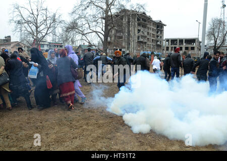 Srinagar Kashmir. 7 Mar, 2017. I dipendenti nazionali di salute rurale missione (NRHM) gridare slogan come la polizia indiana fire gas lacrimogeni shell per disperderlo durante una manifestazione di protesta. La polizia indiana utilizzata la carica di canna, gusci di strappo, acqua di cannoni e imprigionato alcuni dei dipendenti NHM mentre essi chiedevano la regolarizzazione dei loro servizi. Credito: Sofi Suhail/Alamy Live News Foto Stock