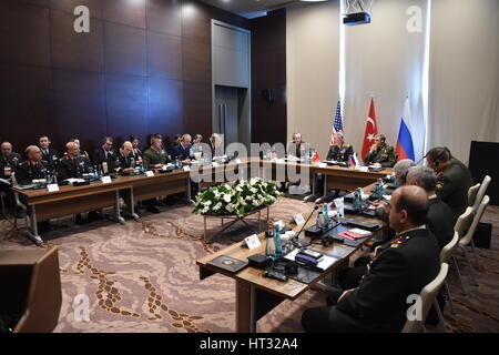 Antalya, Turchia. 7 Mar, 2017. Bagno turco capo del personale Generale Gen. Hulusi Akar (posteriore, c), U.S. Capo del personale generale Gen Giuseppe Dunford (posteriore, L) e il russo capo del personale Generale Gen. Valery Gerasimov (posteriore, R) discutere le questioni relative alla sicurezza regionale con la Siria e Iraq top sull'agenda, in Antalya, Turchia, Marzo 7, 2017. Credito: forze armate turche/Xinhua/Alamy Live News Foto Stock