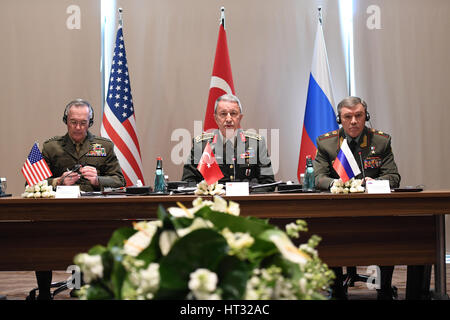 Antalya, Turchia. 7 Mar, 2017. Bagno turco capo del personale Generale Gen. Hulusi Akar (C), U.S. Capo del personale generale Gen Giuseppe Dunford (L) e il russo capo del personale Generale Gen. Valery Gerasimov discutere le questioni relative alla sicurezza regionale con la Siria e Iraq top sull'agenda, in Antalya, Turchia, Marzo 7, 2017. Credito: forze armate turche/Xinhua/Alamy Live News Foto Stock