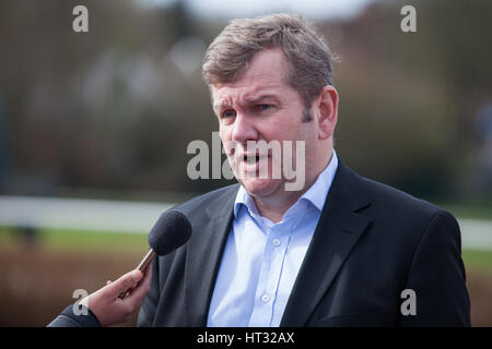 Maidenhead, Regno Unito. Il 7 marzo 2017. Cllr Simon Dudley, leader del consiglio RBWM, viene intervistato al di fuori del governo consultazione pubblica evento in Maidenhead sui piani per espandere l'Heathrow Airport con una terza pista.etere con Greenpeace ha cercato un ricorso giurisdizionale contro la decisione del governo di supporto di espansione di Heathrow. Credito: Mark Kerrison/Alamy Live News Foto Stock