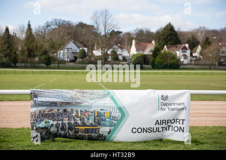 Maidenhead, Regno Unito. Il 7 marzo 2017. Un banner per il governo consultazione pubblica evento in Maidenhead sui piani per espandere l'Heathrow Airport con una terza pista nel parcheggio del luogo dell'evento. Credito: Mark Kerrison/Alamy Live News Foto Stock