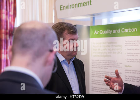 Maidenhead, Regno Unito. Il 7 marzo 2017. Cllr Simon Dudley, leader del consiglio RBWM, parla di un reparto di trasporto ufficiale (fuori dall'inquadratura) davanti a un display al governo consultazione pubblica evento in Maidenhead sui piani per espandere l'Heathrow Airport con una terza pista. Credito: Mark Kerrison/Alamy Live News Foto Stock