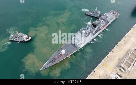 Sanya. 7 Mar, 2017. Missile destroyer Changsha ritorna ad una porta nella città di Sanya, Cina del sud della provincia di Hainan, 7 marzo 2017, dopo un elevato sea trapano. Un Cinese flotta navale martedì restituito a una porta nella città di Sanya sull'Isola di Hainan dopo un elevato sea trapano. La flotta che è composta di missile cacciatorpediniere Changsha e Haikou e nave di alimentazione Luomahu, aveva navigato per oltre 8 mila miglia nautiche dal febbraio 10 passando il Mare della Cina del Sud, Est dell'Oceano Indiano e Pacifico a ovest e a est del Mar della Cina. Credito: Zeng Tao/Xinhua/Alamy Live News Foto Stock