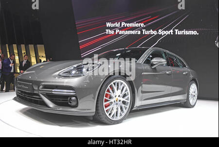 Ginevra, Svizzera. 6 Marzo 2017.Una Porsche Panamera Turbo Sport Turismo viene presentato in occasione della prima giornata della stampa del Salone di Ginevra, Svizzera, 6 marzo 2017. La manifestazione ha avuto luogo prima della prima giornata della stampa del motor show. Foto: Uli Deck/dpa/Alamy Live News Foto Stock