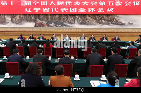 Pechino, Cina. 7 Mar, 2017. Il presidente cinese Xi Jinping si unisce a un panel di discussione con i deputati per il XII congresso nazionale del popolo (ANP) dalla provincia di Liaoning presso la sessione annuale della NPC a Pechino, capitale della Cina, 7 marzo 2017. Credito: Xie Huanchi/Xinhua/Alamy Live News Foto Stock