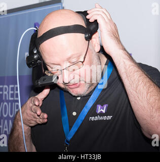 Londra, Regno Unito. 7 Mar, 2017. Wearable Technology show, AR cuffia Credito: Ian Davidson/Alamy Live News Foto Stock