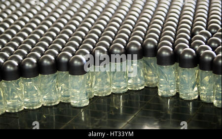 Amburgo, Germania. 3 Mar, 2017. "Nivea uomini invisibili' deodorante, fotografato presso la fabbrica di produzione di Beiersdorf AG ad Amburgo, Germania, 3 marzo 2017. Foto: Christian Charisius/dpa/Alamy Live News Foto Stock