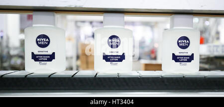 Amburgo, Germania. 3 Mar, 2017. "Nivea uomini' lozione dopo barba, fotografato presso la fabbrica di produzione di Beiersdorf AG ad Amburgo, Germania, 3 marzo 2017. Foto: Christian Charisius/dpa/Alamy Live News Foto Stock