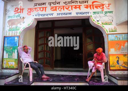 Mathura, Uttar Pradesh, India. 7 Mar, 2017. Indiano devoto indù sedersi davanti a un Tempio durante l annuale Lathmar Holi festival nel villaggio di Nandgaon, Mathura, India, 07 marzo 2017. Holi è il Hindu festival di primavera di colori. In Barsana, persone celebrare una variazione di holi, chiamato 'Lathmar Holi', che significa 'battendo con bastoni". Durante la Lathmar Holi festival, le donne di Nandgaon, la città natale di dio indù Krishna, battere gli uomini di Barsana, il luogo di nascita di Radha, con dei bastoni di legno in risposta ai loro sforzi per gettare il colore su di essi. Credito: ZUMA Press, Inc./Alamy Live News Foto Stock