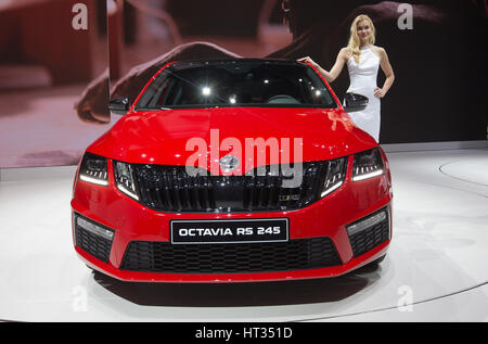 Ginevra, Svizzera. 7 Mar, 2017. Una Skoda Octavia RS 245 auto è visto sulla prima premere il giorno del 87th International Motor Show di Ginevra, in Svizzera, il 7 marzo 2017. Questo anno il Geneva International Motor Show ospita alcune 180 espositori e presenta circa 900 modelli tra cui 148 mondo o anteprime europee. Credito: Xu Jinquan/Xinhua/Alamy Live News Foto Stock