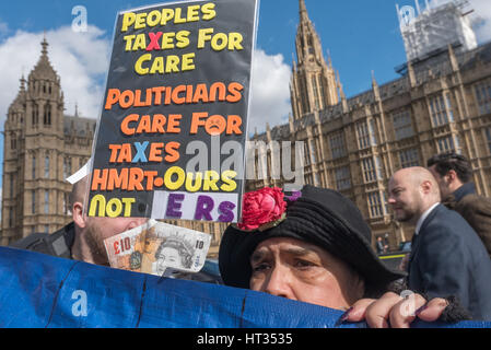 Londra, Regno Unito. Il 7 marzo 2017. Il giorno prima del giorno di bilancio, gli attivisti da persone disabili contro i tagli e la salute mentale rete di resistenza vengono a protestare presso il Parlamento contro la lunga serie di tagli inflitti ai disabili da DWP. Dopo aver parlato con MPs inclusi i ministri ombra marciarono intorno a piazza del Parlamento prima di sedersi per bloccare il traffico. Gli ultimi tagli di indipendenza personale dei pagamenti (PIP) comporterà l'inammissibilità di un ulteriore 160.000 richiedenti disabili, principalmente con la salute mentale condizioni. Credito: Peter Marshall / Alamy Live News Foto Stock