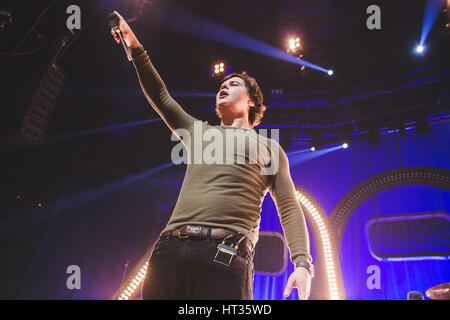 Londra, Regno Unito. 7 Mar, 2017. Danish pop e soul band, Lukas Graham, dotato cantante "Lukas Forchhammer', suona al Roundhouse di Camden, London, 2017 Credit: Myles Wright/ZUMA filo/Alamy Live News Foto Stock