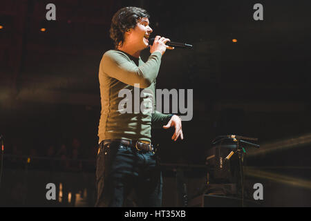 Londra, Regno Unito. 7 Mar, 2017. Danish pop e soul band, Lukas Graham, dotato cantante "Lukas Forchhammer', suona al Roundhouse di Camden, London, 2017 Credit: Myles Wright/ZUMA filo/Alamy Live News Foto Stock