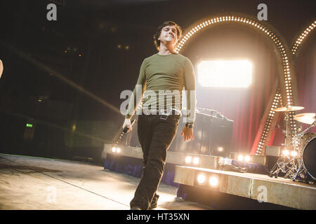 Londra, Regno Unito. 7 Mar, 2017. Danish pop e soul band, Lukas Graham, dotato cantante "Lukas Forchhammer', suona al Roundhouse di Camden, London, 2017 Credit: Myles Wright/ZUMA filo/Alamy Live News Foto Stock