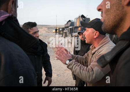 Athba, Ninive, Iraq. Il 27 febbraio, 2017. Alfa e Bravo Company commander Primo Tenente Mohammed Alabdon dà istruzioni ai suoi ufficiali prima di un battaglione movimento in avanti dalla loro base in Athba, Ninevah, Iraq, Feb 27, 2017. Primo Lt. Mohammed, ex società Alpha commander e un lungo periodo di tempo le Forze Speciali Sniper è stato dato il comando di entrambe le società dopo che essi sono stati uniti in seguito alla campagna per il lato orientale di Mosul. Credito: Nish Nalbandian/ZUMA filo/Alamy Live News Foto Stock